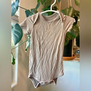 Kyte BABY wheat bodysuit 3-6 EUC